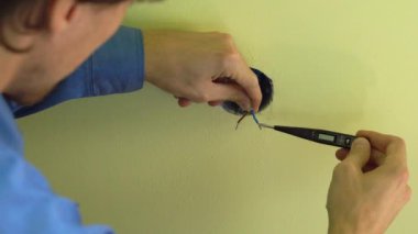 soket yüklemeyi yapan profesyonel elektrikçi.