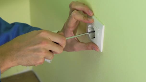 Professionella elektriker som gör installation socket. — Stockvideo