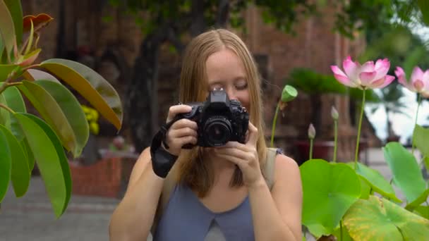 青いシャツに赤い髪を持つ美しい若い女性は カメラで写真を撮る — ストック動画