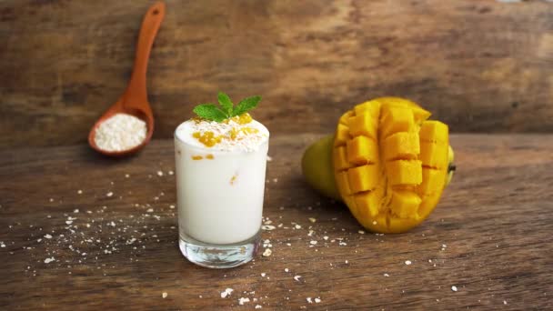 Mango dilimleri ile ev yapımı yoğurt — Stok video