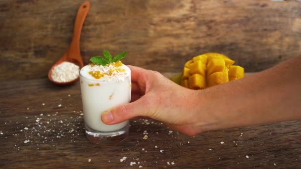 Hemgjord yoghurt med mango skivor — Stockvideo