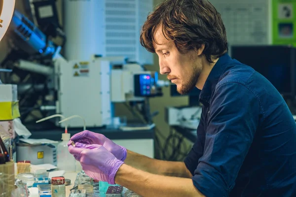 Scientist in a laboratory prepare — Stock Photo, Image