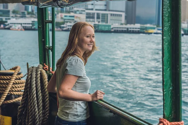 Frau auf einer Fähre in Hongkong — Stockfoto