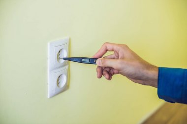 Elektrikçi yeni eve soket takıyor