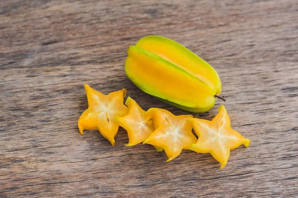 Fruits étoilés sur table en bois . — Photo