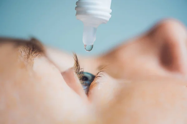 Eyedropper laskemisesta nestettä — kuvapankkivalokuva