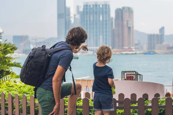 Baba ve oğul Hong Kong.