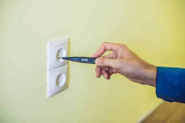 Eletricista instalar soquete na casa nova — Fotografia de Stock