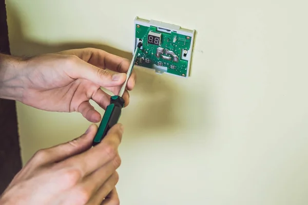 Electricista instalando un termostato eléctrico —  Fotos de Stock