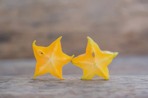 Star fruit op houten tafel. — Stockfoto