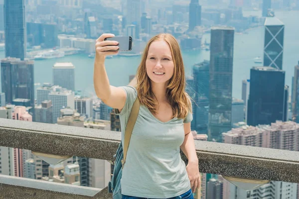 Kobieta przy selfie w Hongkongu — Zdjęcie stockowe