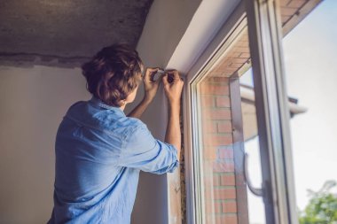 Adam pencere montaj yapar