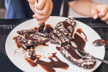 Çikolatalı benekli pasta 