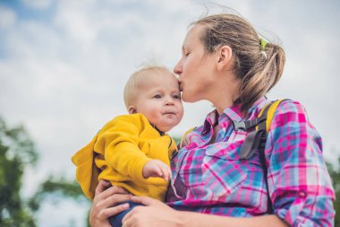 genç anne ve yürümeye başlayan çocuk oğlu