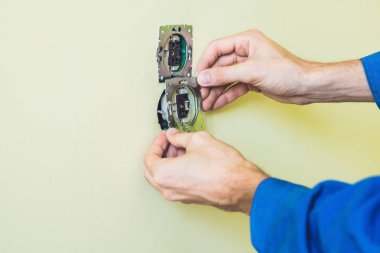 Elektrikçi yeni eve soket takıyor