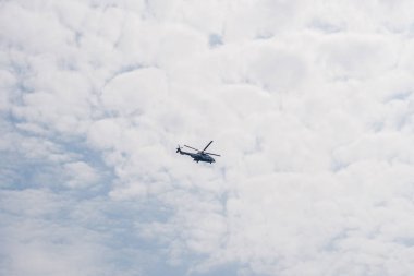 Helikopter gökyüzünde uçuyor