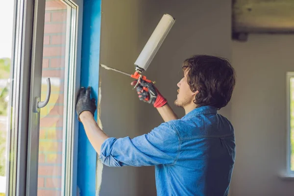Homem faz instalação de janela — Fotografia de Stock