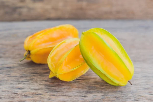 Frutas de estrella sobre mesa de madera . — Foto de Stock