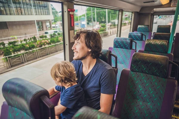 Baba ve oğul bir toplu taşıma