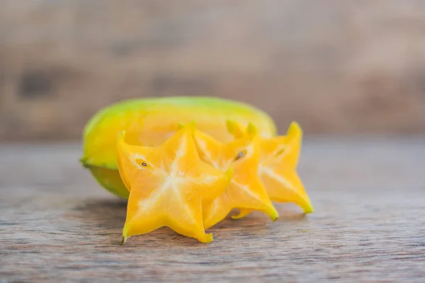 Fruits étoilés sur table en bois . — Photo