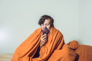 grip veya soğuk belirtileri olan adam