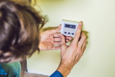 Elektrikçi elektrik bir termostat yükleme