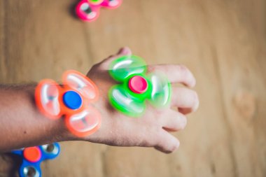 Erkek el el spinners tutarak 