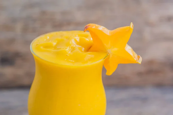 Mango Smoothies und Karambola — Stockfoto