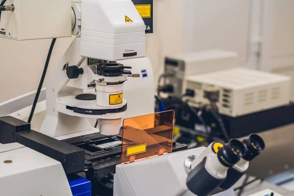 Confocal microscope in a scientific laboratory — Stock Photo, Image