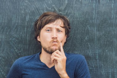 metin için yer ile genç adam 