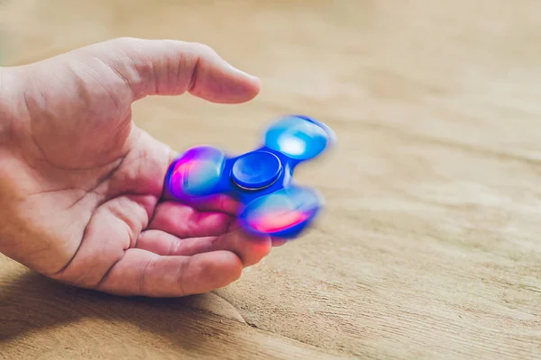 Händer som håller hand spinner — Stockfoto