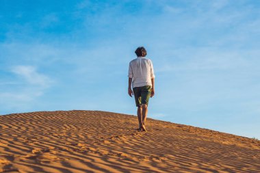 Kırmızı çölde kayıp adam