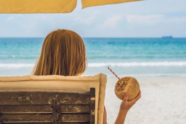 Hindistan cevizi sütü içen kadın