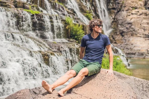 男性ハイカー ポンゴール滝 — ストック写真