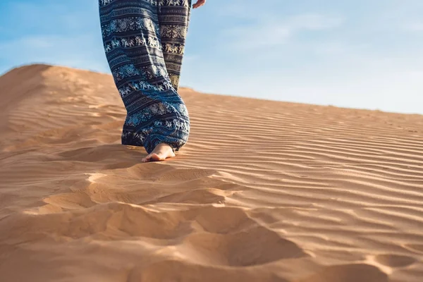 Woman in red sandy desert — Stock Photo, Image