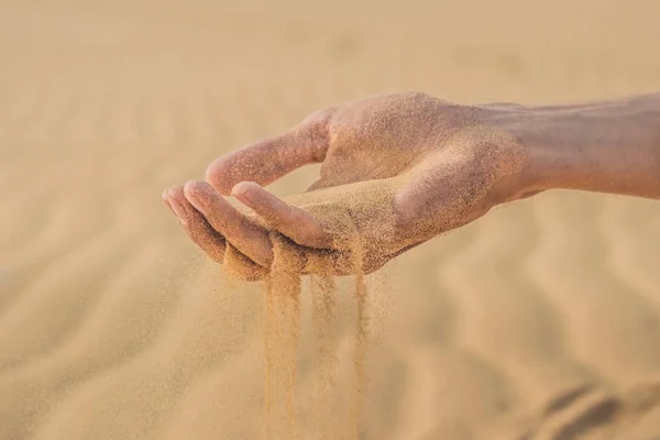 Sand puffs through the fingers — Stock Photo, Image