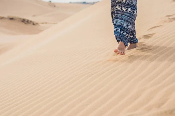 Çölde bir kadının ayakları — Stok fotoğraf