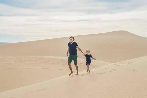 Apa és fia, a fehér-sivatagba. — Stock Fotó