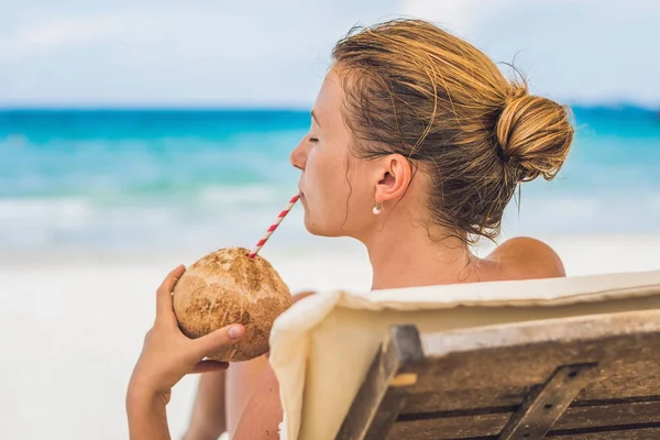 Hindistan cevizi sütü içen kadın