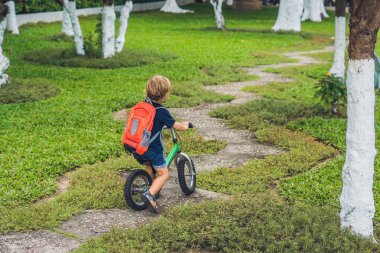 Küçük çocuk bir denge Bisiklet