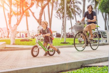 Mutlu aile bisiklet sürme