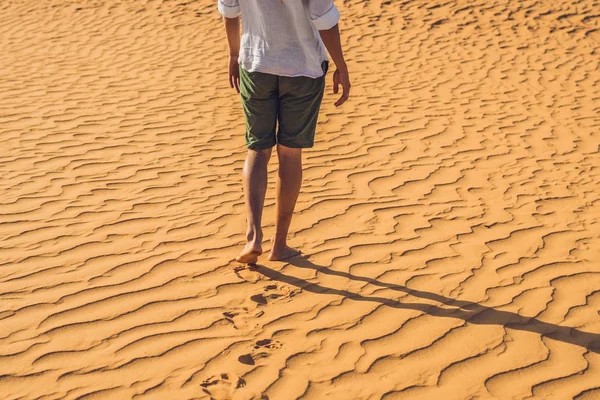 Hombre perdido en el desierto rojo — Foto de Stock