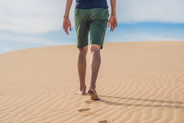 Las piernas de los hombres van en el desierto — Foto de Stock