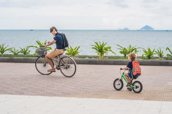 幸せな家族はバイクに乗ってください。 — ストック写真