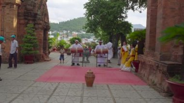 Ulusal Vietnamca dans