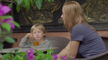 kadın ve oğlu narenciye çay içme