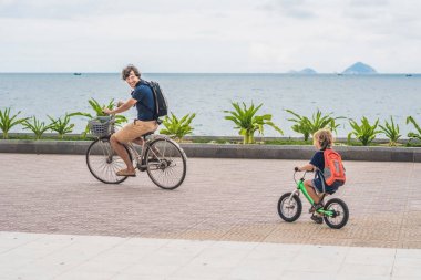 Mutlu aile bisiklet sürme