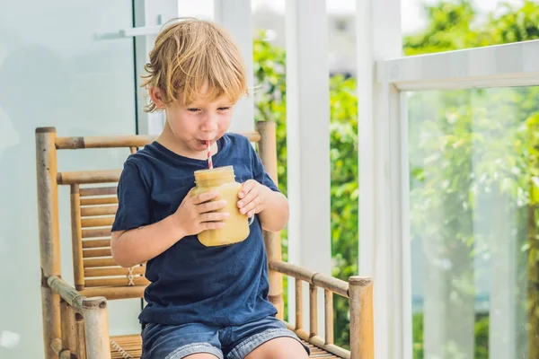 Çocuk tutan bir muz güler yüzlü, doğru beslenme kavramı — Stok fotoğraf
