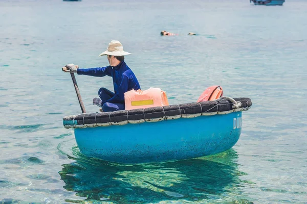 Visser in een Vietnamese boot zoals mand. — Stockfoto
