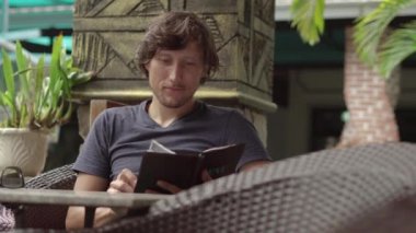 Genç adam bir menü tutar 